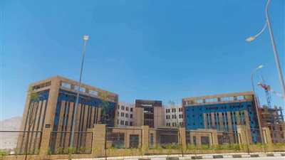 وزير التعليم العالي يستعرض تقريرًا عن جامعة الجلالة