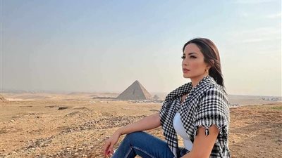 نسرين طافش تدعم عزة برفع العلم والشال الفلسطيني أمام الأهرامات