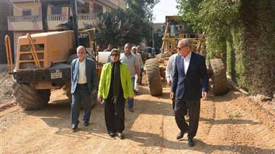 محافظ القليوبية يتابع أعمال الرصف بمدينتي بنها وكفر شكر | صور