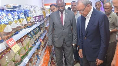 محافظ القليوبية يتابع تطبيق مُبادرة خفض السلع بأسواق كفر شكر وطوخ | صور