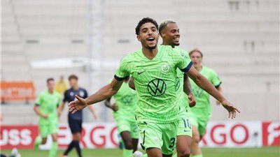 مرموش يمنح فرانكفورت التقدم على بروسيا دورتموند بهدفين في الدوري الألماني