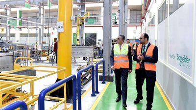 رئيس الهيئة العامة للاستثمار يتفقد توسعات مصنع شنايدر إلكتريك بمدينة بدر