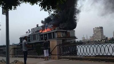 شاهد.. حريق هائل في مركب سياحي بالجيزة