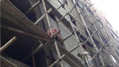 إصابة 3 عمال سقطوا من 