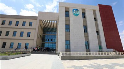 بالصور | وزير التعليم العالي يستعرض تقريرًا حول جامعة العلمين الدولية