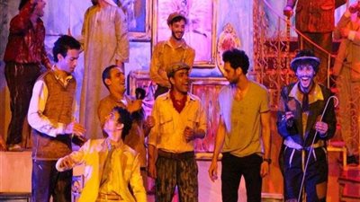 زوجان ينامان في البلكونة.. لهذا السبب