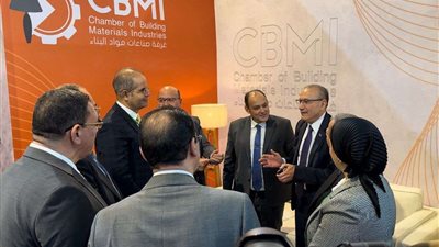 وزير التجارة يتفقد جناح غرفة صناعات مواد البناء بالمعرض الدولي