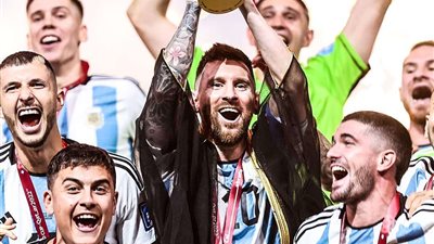 قائمة الفائزين بالكرة الذهبية تاريخيًا بعد تتويج ميسي بالثامنة