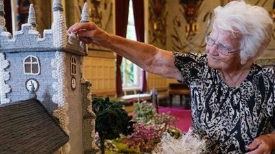 طولها 18 قدمًا.. نسخة منسوجة من قصر ساندرينجهام تبهر الملكة إليزابيث