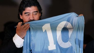 في ذكرى ميلاده.. محطات في حياة مارادونا أسطورة كرة القدم الذي سحر الملايين