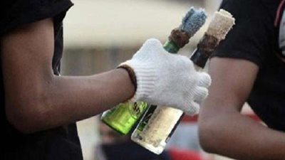 شاب يلقي ماء النار على وجه زوجته في الشارع.. والكشف عن السبب