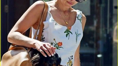 بالصور | إميليا كلارك تضع كلبها في حقيبتها