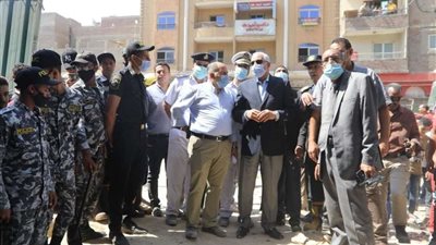 بالصور | محافظ الجيزة يعاين موقع انهيار عقار الوراق
