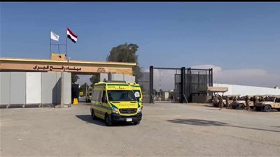 دخول أول سيارة إسعاف من معبر رفح تحمل أحد جرحى غزة للعلاج