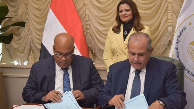 جانب من توقيع البروتوكول