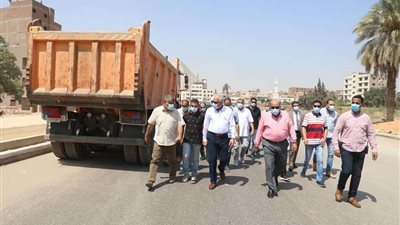 بالصور | محافظ الجيزة يتفقد أعمال رصف شارع الأربعين