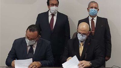 بالصور | وزير التعليم العالي يستعرض تقريرًا حول جامعة المنصورة الجديدة الأهلية