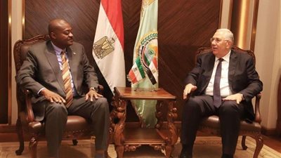 «القصير» يبحث مع وزير المصايد السمكية لدولة غينيا الاستوائية سبل تعزيز التعاون