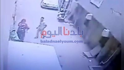 شاب يتعدى على سيدة بالضرب ويلقيها أرضا لسرقتها .. فيديو