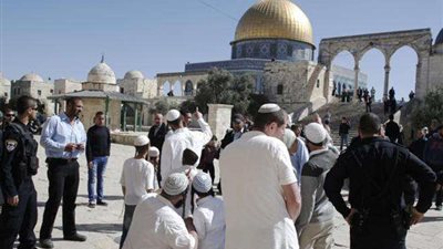 مستوطنون إسرائيليون يقتحمون باحات مسجد الأقصى تحت حماية شرطة الاحتلال