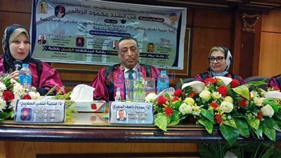 عميد آداب طنطا .. مناقشاً لرسالة ماجستير بقسم الآثار