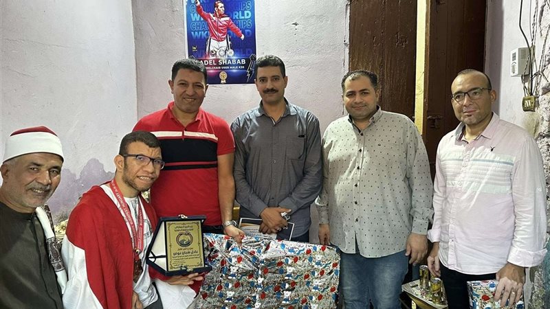 تكريم حزب الجيل للاعب