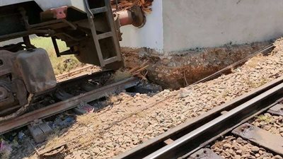 شاهد.. تصادم قطار ركاب بالصدادات الخرسانية فى محطة نجع حمادى