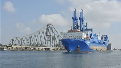 قناة السويس  تسجل عبور ٧١ سفينة بإجمالي حمولة صافية ٤,٨ ملايين طن