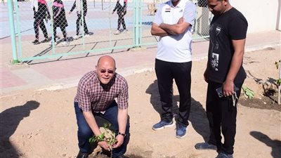 النعماني يشارك طلاب كلية التربية الرياضية بسوهاج في قوافلها الخدمية ويستكمل زراعة 1000 شجرة مثمرة