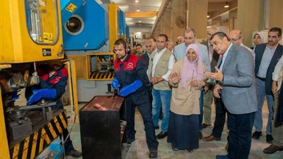 وزير الإنتاج الحربي يتفقد سير العملية الإنتاجية بشركة أبو زعبل للصناعات المتخصصة