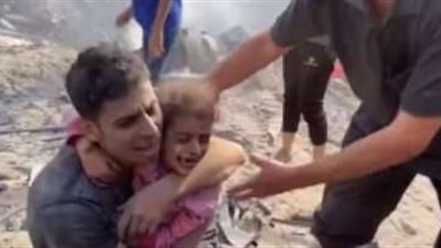 استشهاد عشرات الفلسطينيين وإصابة آخرين في قصف مدرسة تؤوي الآلاف من النازحين