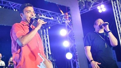 بالصور | حميد الشاعري وهشام عباس في ليلة «تسعناتي» بالساحل الشمالي