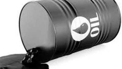 لماذا ارتفعت أسعار البنزين بعد تثبيت سعر الفائدة؟.. خبير اقتصادي يوضح