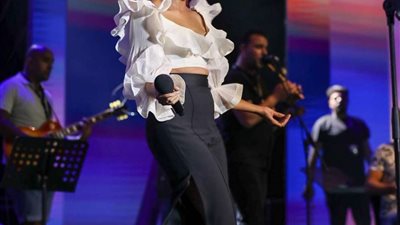 وصلة رقص وغناء.. لقطات جريئة من حفل روبي بالساحل الشمالي  (فيديو)