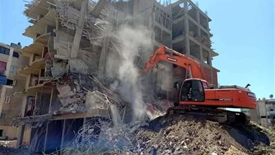 سقوط أجزاء من عقار أثناء إزالته في الهرم