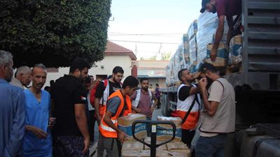 الهلال الأحمر الفلسطيني يتسلم 30 شاحنة إغاثية عبر معبر رفح البري