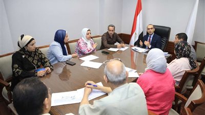 نائب محافظ سوهاج يعقد اجتماعا مع فريق مبادرة «القرية الخضراء»