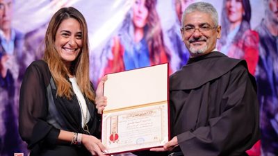 أمينة خليل تثير غضب الصحفيين