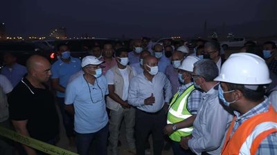 بالصور | وزير النقل يجري جولة تفقدية لميناء العين السخنة