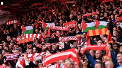جماهير ليفربول تدعم فلسطين في مباراة لوتون تاون بالدوري الإنجليزي