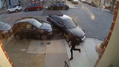 بالفيديو | سيدة تنتقم من زوجها وتحاول دهسه بالسيارة عدة مرات