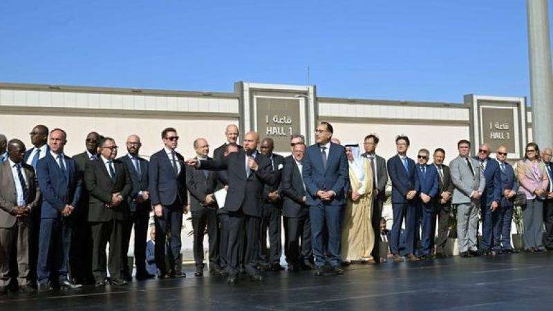 رئيس الوزراء يفتتح
