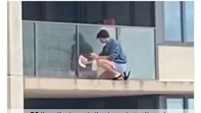 في مشهد مرعب شاب ينظف زجاج شرفته الخارجي في الدور الـ30