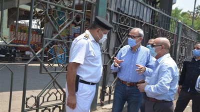 لاستعادة المظهر الحضاري.. محافظ القليوبية يتابع إزالة الباعة الجائلين بسور محطة قطار شبرا