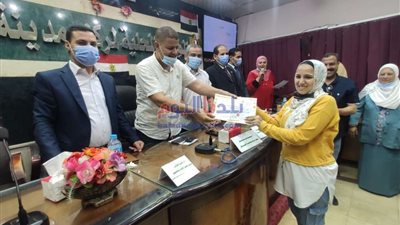 رئيس مدينة أشمون يكرم أوائل الدبلومات الفنية