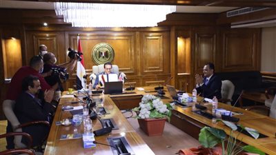 وزير التعليم العالي يتلقى تقريرًا حول تخريج أول دفعتين من الطلاب المشاركين بـ