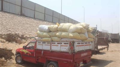 ضبط ٦ سيارات نقل بالجيزة لإلقائها القمامة والمخلفات بالطرق والمحاور المرورية