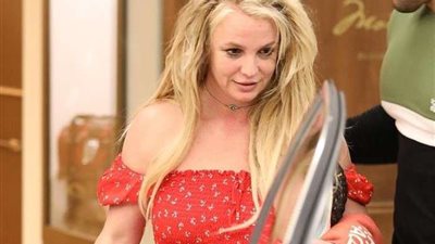 مفاجأة.. والد أشهر مطربة عالمية يطالب بوضعها فى مصحة نفسية