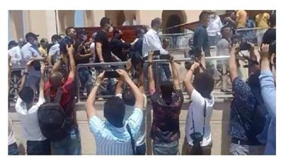 دنيا سمير غانم تحمل نعش والدتها دلال عبد العزيز