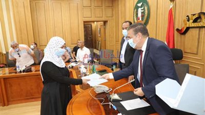 محافظ المنوفية يُسلم عقود أكشاك نموذجية بالمجان لمستحقين بحي غرب شبين الكوم